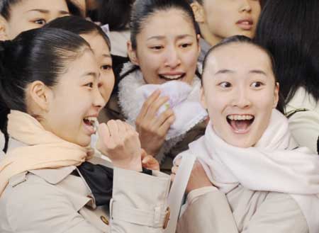 【画像あり】宝塚音楽学校で101期生の合格発表　22倍の難関を突破した40人が歓喜